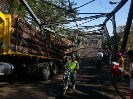 Colapsa puente en El Sombrero y se restringe el paso hacia el oriente del país por los llanos