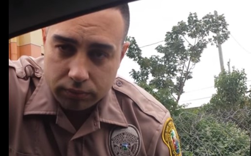 ¡Wtf! Una ciudadana detiene a un policía por exceso de velocidad (VIDEO)