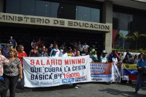 Educadores exigieron mejoras salariales frente al Ministerio de Educación