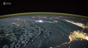 Fuera de este mundo: Un astronauta graba caída de rayos desde el espacio (Video)