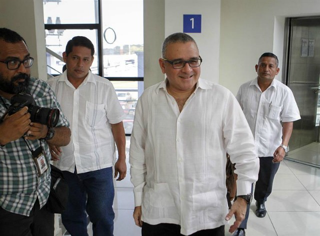 El expresidente salvadoreño (2009-2014), Mauricio Funes (c) visto el miércoles 3 de febrero de 2016, tras rendir declaración en las instalaciones de la Fiscalía General de la República en Antiguo Cuscatlán a las afueras de San Salvador (El Salvador). Mauricio Funes negó que su gobierno pactó con las pandillas una reducción en la cifras de homicidios a cambio de prebendas para sus líderes recluidos, durante una tregua que estos grupos sostuvieron entre 2012 y 2014.EFE/Oscar Rivera