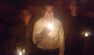 A falta de luz, Laureano Márquez realizó su show con velas (FOTOS)