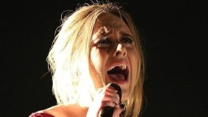 Los micrófonos nublan la actuación de Adele en los Grammy