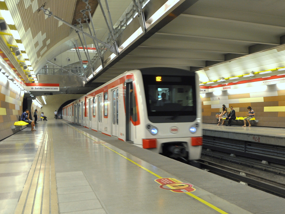 Gobierno ordenó a alemanes que rayaron un vagón del Metro abandonar Chile