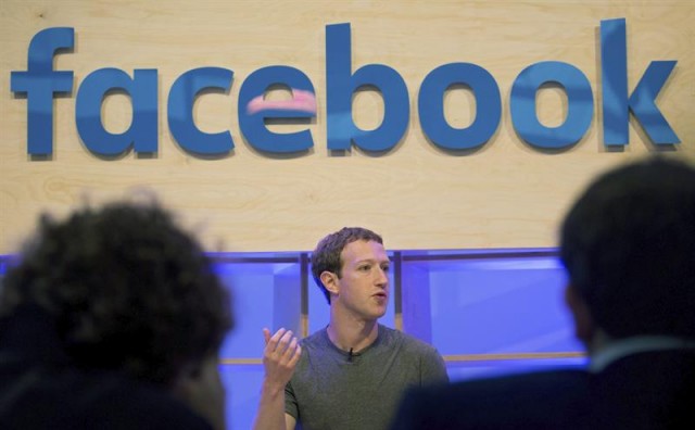 El creador de Facebook, Mark Zuckerberg, da una rueda de prensa en la sede de la empresa en Berlín, Alemania. EFE