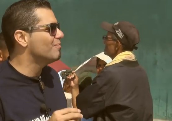 VIDEO: Jonathan Acosta, el cantante larense que intenta animar a la gente en las colas