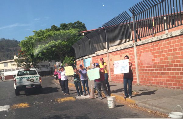Vecinos de La Trinidad en Caracas exigen agua