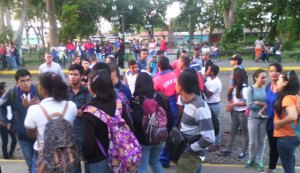 Estudiantes en Cantaura protestan por falta de transporte (Fotos)