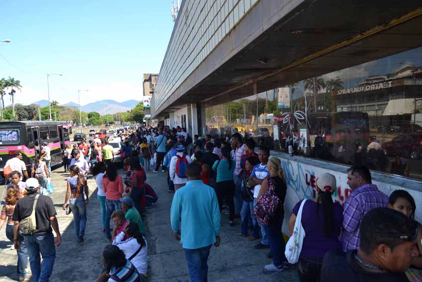 Valencia se sume en el caos embargada por colas, especulación y el repunte del descontento