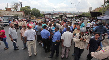 Foto: Los transportistas se congregaron en el terminal de La Urbina / El Nacional