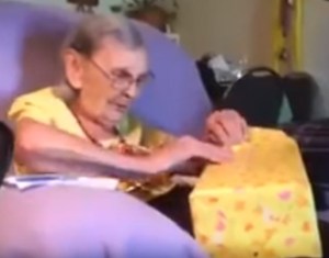 Vea la reacción de esta abuelita al recibir un inesperado regalo de su enfermera (Video + Se Vale Llorar)
