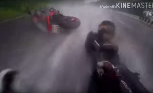 Motorizado salva a su novia de un aparatoso accidente (Video+ ¡Aww, qué romántico!)