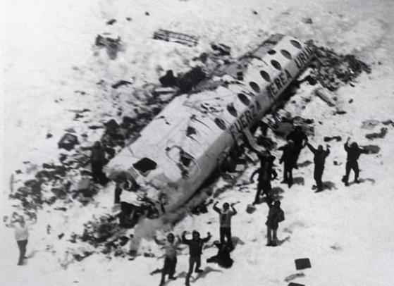 Los sobrevivientes descansan apoyados junto a el fuselaje del avión destruido