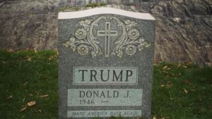 Aparece en Nueva York una lápida con el nombre de Donald Trump