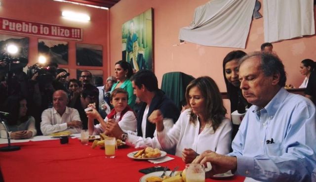 Alfredo Barnechea compartió el tradicional desayuno electoral con su familia y partidarios en su local de campaña. (Foto: Facebook oficial)