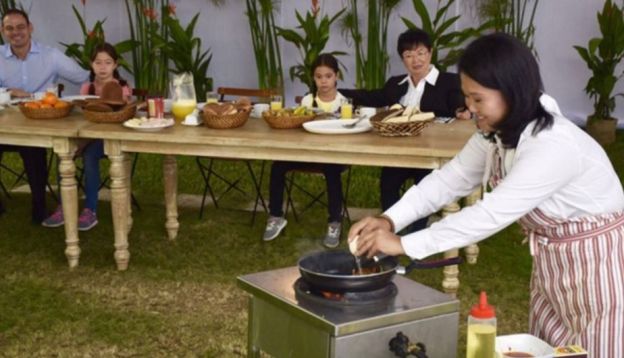 Keiko Fujimori preparó salchicha huachana. (Foto: Andina)