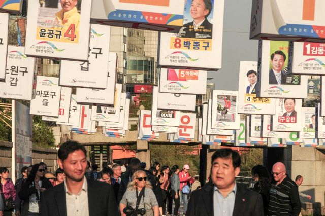 Imagen de Seúl con los afiches electorales 