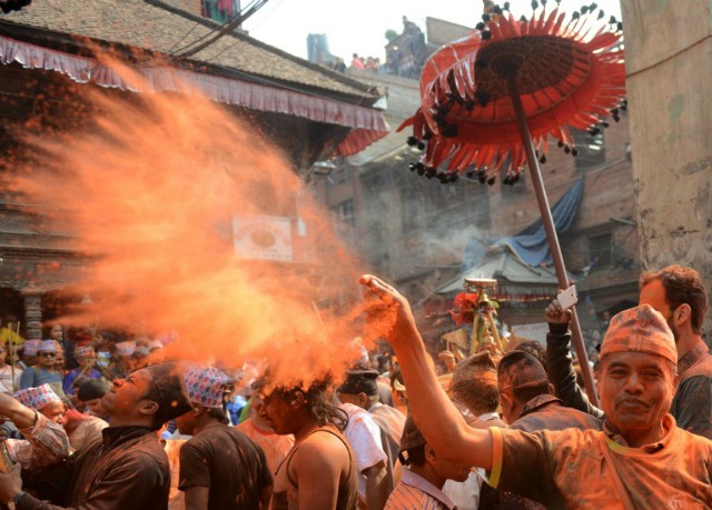 juerguistas de Nepal tirar polvo bermellón durante el Festival Jatra Bisket en Thimi, en las afueras de Katmandú el 14 de abril de 2016. La fiesta tradicional Bisket Jatra se celebra durante el Año Nuevo nepalí. PRAKASH MATHEMA / AFP