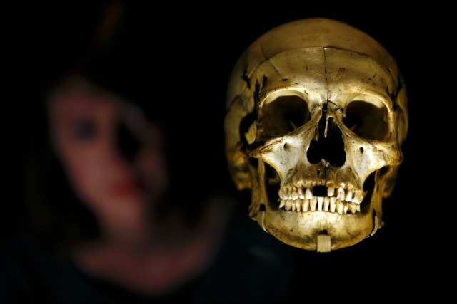 Un asistente posa con un cráneo humano propiedad de Sarah Bernhardt durante la presentación a la prensa de la exposición 'Shakespeare en Diez Hechos' en la Biblioteca Británica en Londres, Reino Unido 14 de abril de 2016. REUTERS / Stefan Wermuth