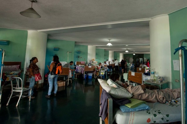 ACOMPAÑA CRÓNICA: VENEZUELA SALUD CAR33. CARACAS (VENEZUELA), 14/04/2016.- Fotografía de pacientes y visitantes en un pasillo del Hospital Universitario de Caracas (HUC) este, jueves 14 de abril del 2016, en la ciudad de Caracas (Venezuela). La escasez de medicamentos en Venezuela sigue siendo una tragedia visible en farmacias y hospitales, semanas después de que el Parlamento declarara una "crisis humanitaria de salud" que, entre otros cosas, se estaría manifestando en la falta de disponibilidad de 872 fármacos esenciales. EFE/MIGUEL GUTIÉRREZ