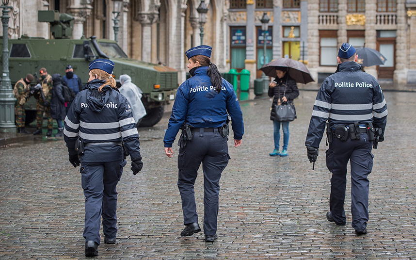 Detienen en Bruselas a tres hombres que amenazaban con inmolarse