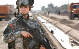 Ejército de EEUU designa por primera vez a mujeres como oficiales de combate