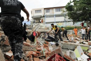Ruinas y caos tras el sismo de 7.8 que sacudió a Ecuador (FOTOS)