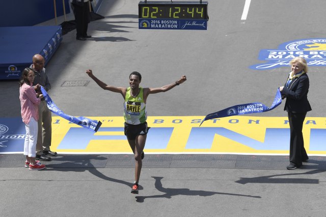Lemi Berhanu Hayle of Ethiopia crosses the finish line to win the men's division of the 120th running of the Boston Marathon in Boston, Massachusetts April 18, 2016. REUTERS/Gretchen Ertl