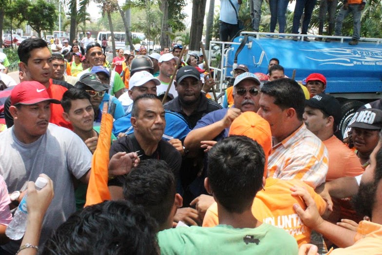 EN VIDEOS: Con palos, piedras y botellas, oficialistas en Anzoátegui atacaron acto opositor