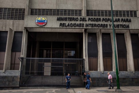 CAR01. CARACAS (VENEZUELA) 15/04/2016.- Fotografía del edifico del Ministerio de Relaciones Interiores y Justicia cerrado hoy, viernes 15 de abril de 2016, como parte de las medidas del gobierno del presidente de Venezuela Nicolás Maduro para atender la emergencia eléctrica, en Caracas (Venezuela). Maduro anunció nuevas medidas como cambio del huso horario venezolano, sanciones a algunos centros comerciales y que los trabajadores públicos no trabajaran los días viernes para hacer un aporte adicional al ahorro eléctrico. EFE/MIGUEL GUTIÉRREZ