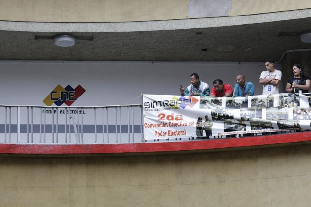 People look and take photos during a protest of deputies of the Venezuelan coalition of opposition parties (MUD) at the National Electoral Council (CNE) headquarters in Caracas, Venezuela, April 21, 2016. REUTERS/Marco Bello