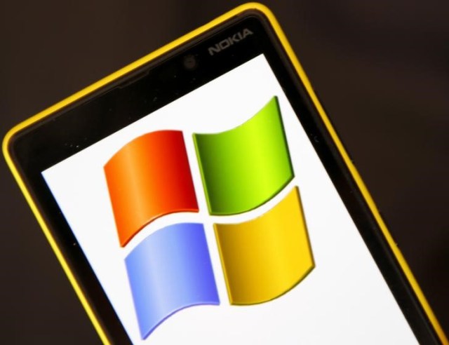 Ilustración fotográfica de un teléfono 820 de Nokia con el logo de Microsoft en su pantalla. Foto: Reuters