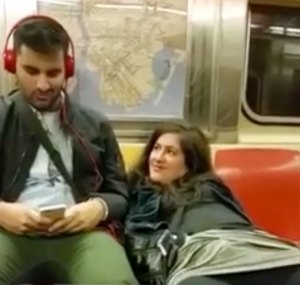 WTF! Mujer se masturba en el metro y le pide “ayuda” al que estaba al lado