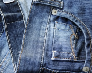 ¿Sabes para qué sirven los pequeños taches de sus jeans?.. Entérate