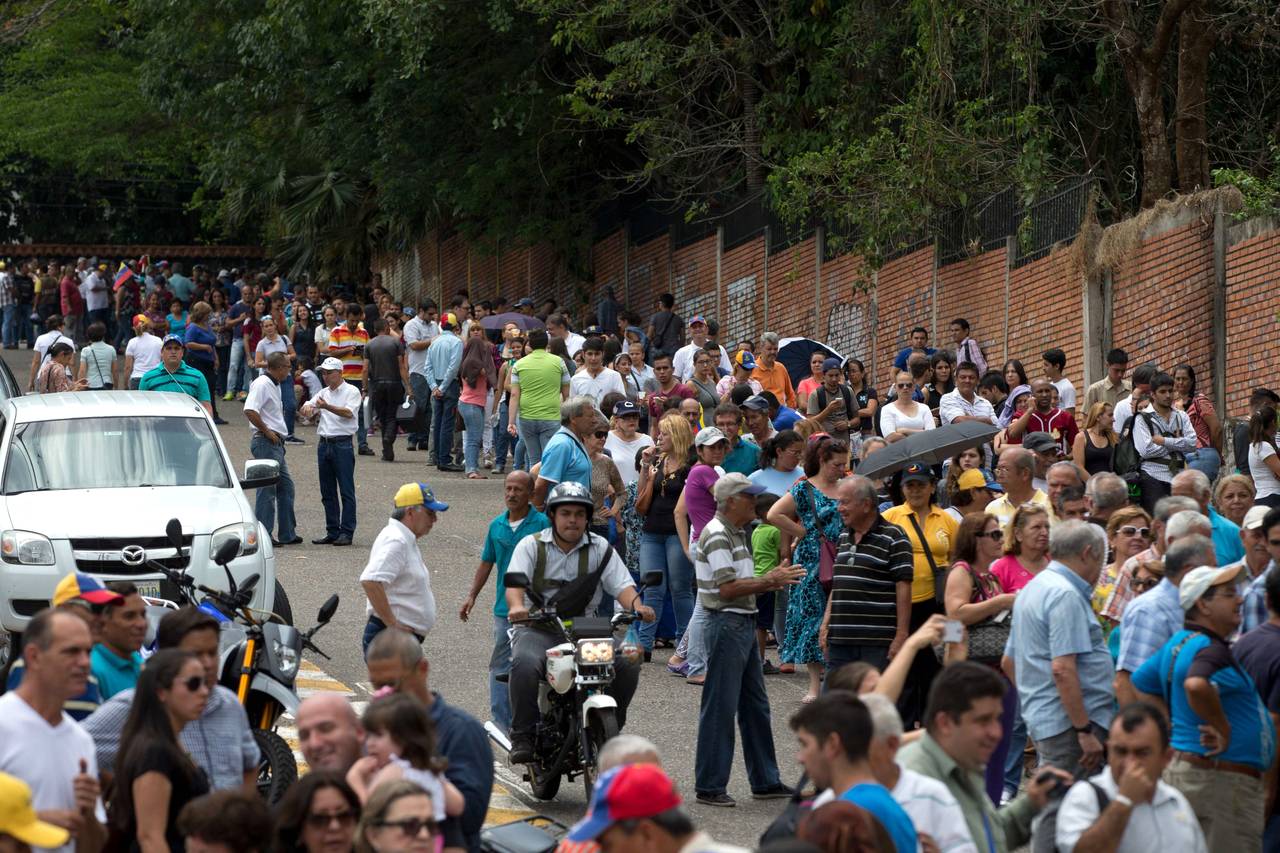WSJ: Tras las protestas, en Venezuela recogen firmas para revocar el mandato de Maduro