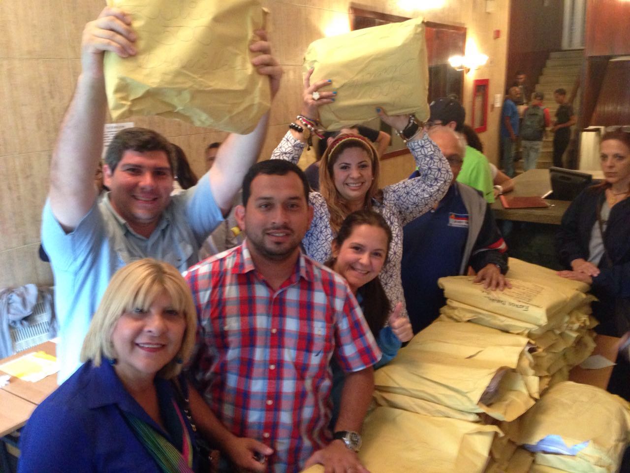 Zulianos por el cambio y UNT entregan firmas en Caracas
