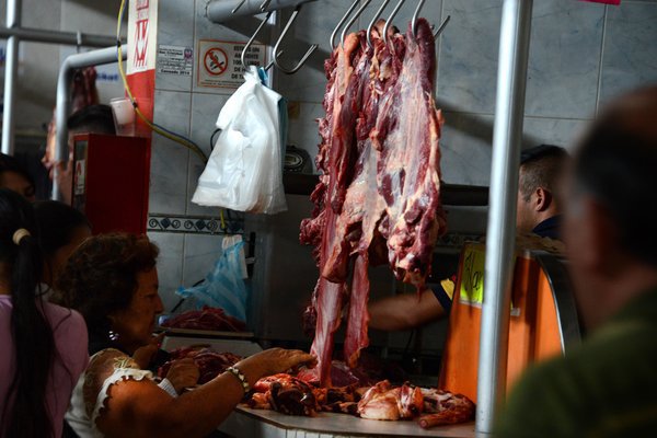 Imparables y por los cielos los precios del pollo y la carne en el Táchira
