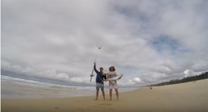 VIDEO: Un dron capta a dos pescadores de atunes en el mar