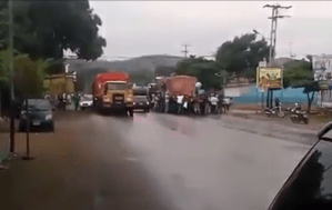 Así fue como se robaron el cargamento de arroz de un camión en Tinaquillo (Video)