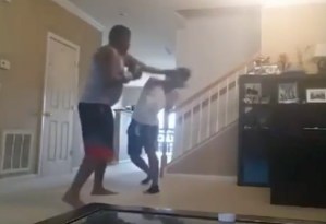 Se escapa de la escuela y su padre lo castiga boxeando contra él hasta que le hace sangrar (Vídeo)