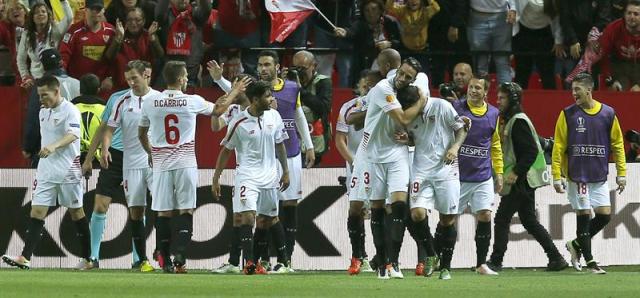 Los jugadores del Sevilla celebran el gol del brasileño Mariano Ferreira, tercero del equipo frente al Shakhtar Donetsk, durante el partido de vuelta de semifinales de la Liga Europa  en el estadio Sánchez Pizjuán, en Sevilla. EFE