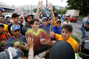 FOTOS: Capriles herido por funcionarios de la PNB durante marcha opositora
