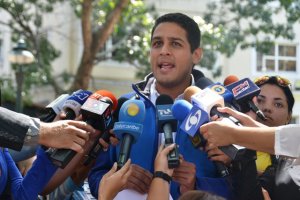 “García Carneiro no quiere dar títulos de propiedad de la GMVV para poder expropiarlas”