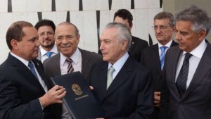 Temer firma notificación como presidente interino de Brasil
