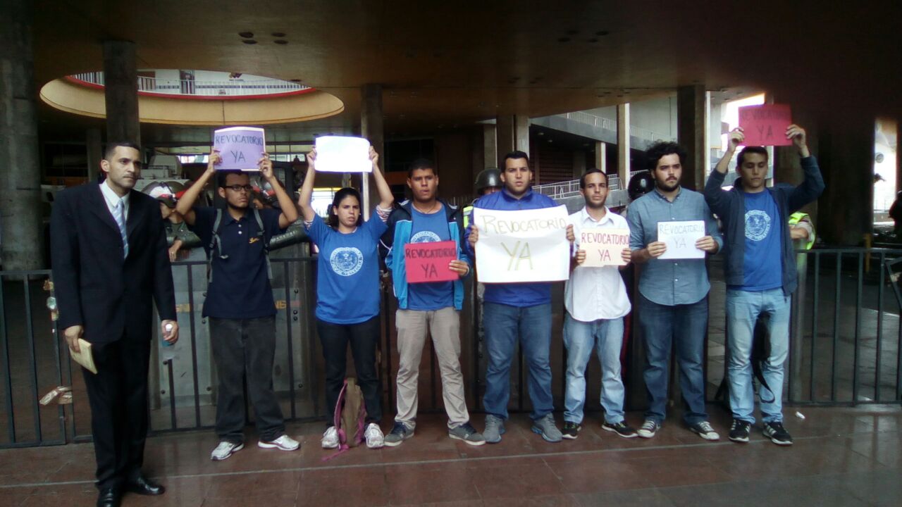 Estudiantes siguieron ejemplo de Diego Hernández y protestaron frente al CNE