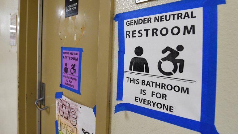 Gobierno EEUU instruye a escuelas a que transexuales usen baños que prefieran