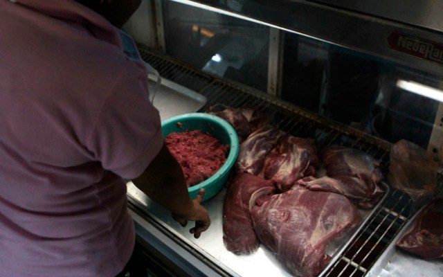 Maracaibo, Venezuela, 13/05/2016. Recorrido por el mercado de Santa Rosalia para conocer el nuevo precio de los productos de la cesta basica. El pasado miercoles el gobierno anuncio el aumento de algunos productos. En la foto: El gobierno anuncio aumento de la carne; queso, y otros productos.