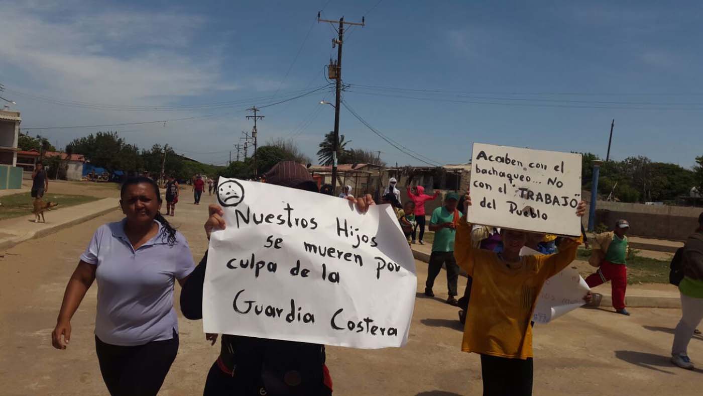 Manifestantes cierran el canal de navegación del Lago de Maracaibo (Fotos)