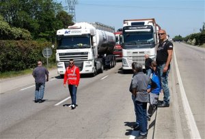 Camioneros bloquearon carreteras en Francia en protesta por reforma laboral (Fotos)