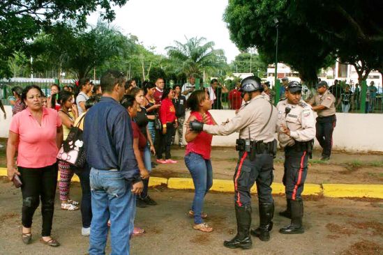 Familiares estuvieron delante del cordón policial a la espera de noticias